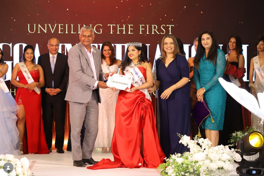 IIY Phytoventra Director Rupinderjit presents the award to the 2nd runner-up on stage.